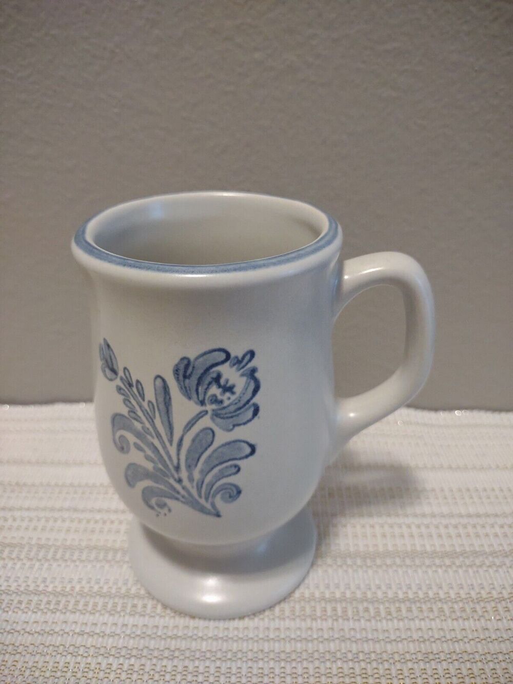 Pfaltzgraff Yorktown pattern stoneware footed pedestal latte coffee mug